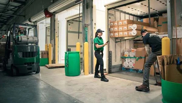 FemaleDriver_DockWorker_LiftingPlate_FullTrailer_Forklift_600x338.jpg